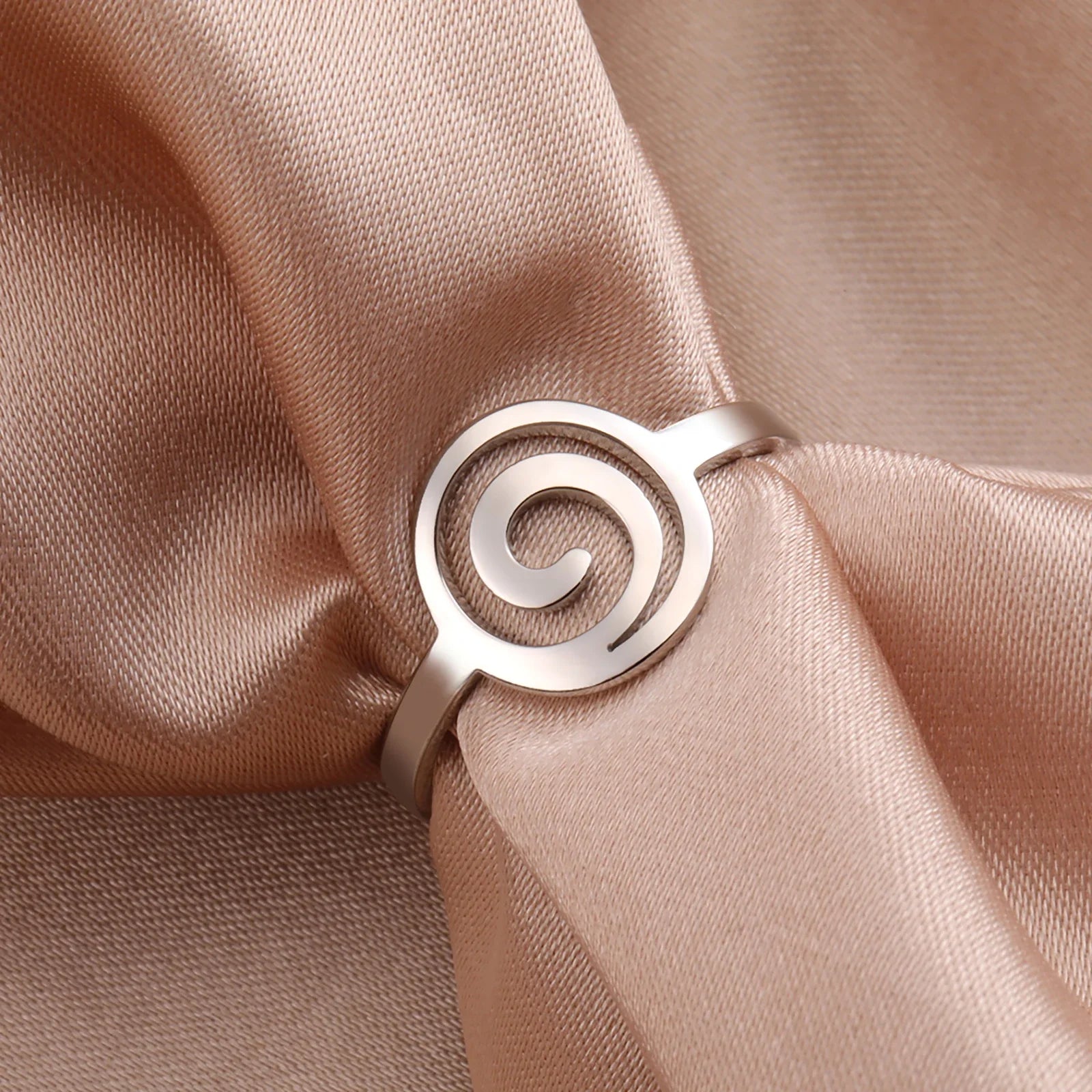 Bague au design spirale pour femme argent rond