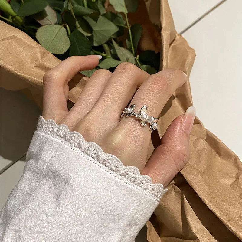 Style Ring with Flowers and Zircon Pearls