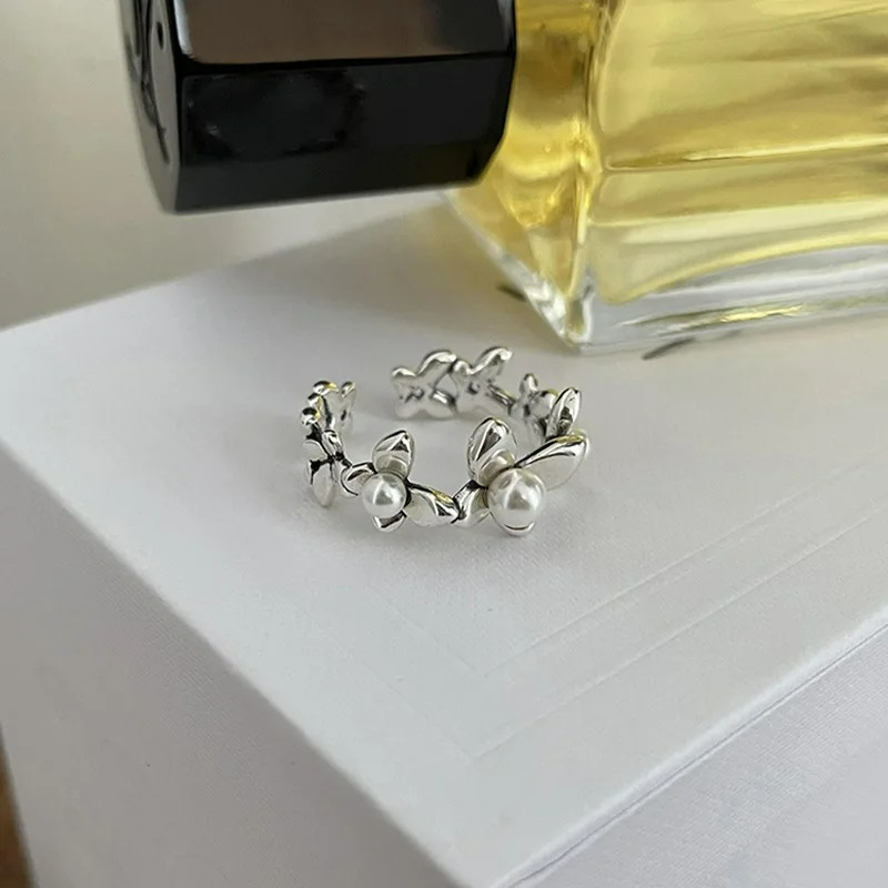 Style Ring with Flowers and Zircon Pearls