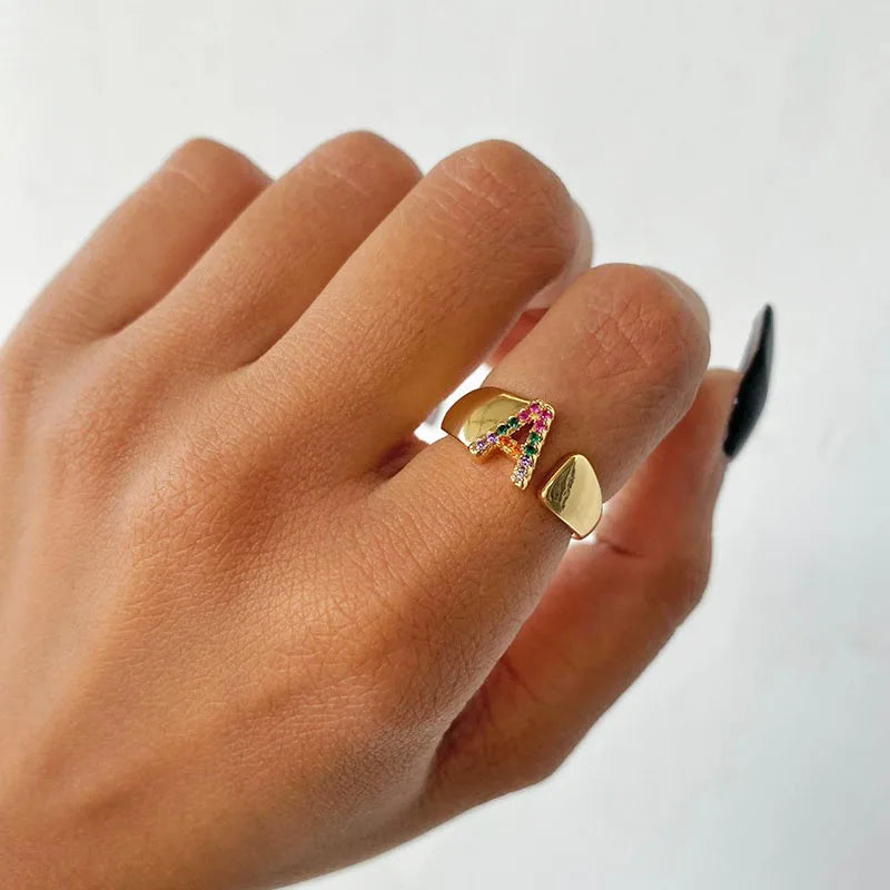 Bague large personnalisée avec initiale arc-en-ciel