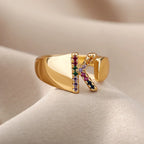 Bague large personnalisée avec initiale arc-en-ciel