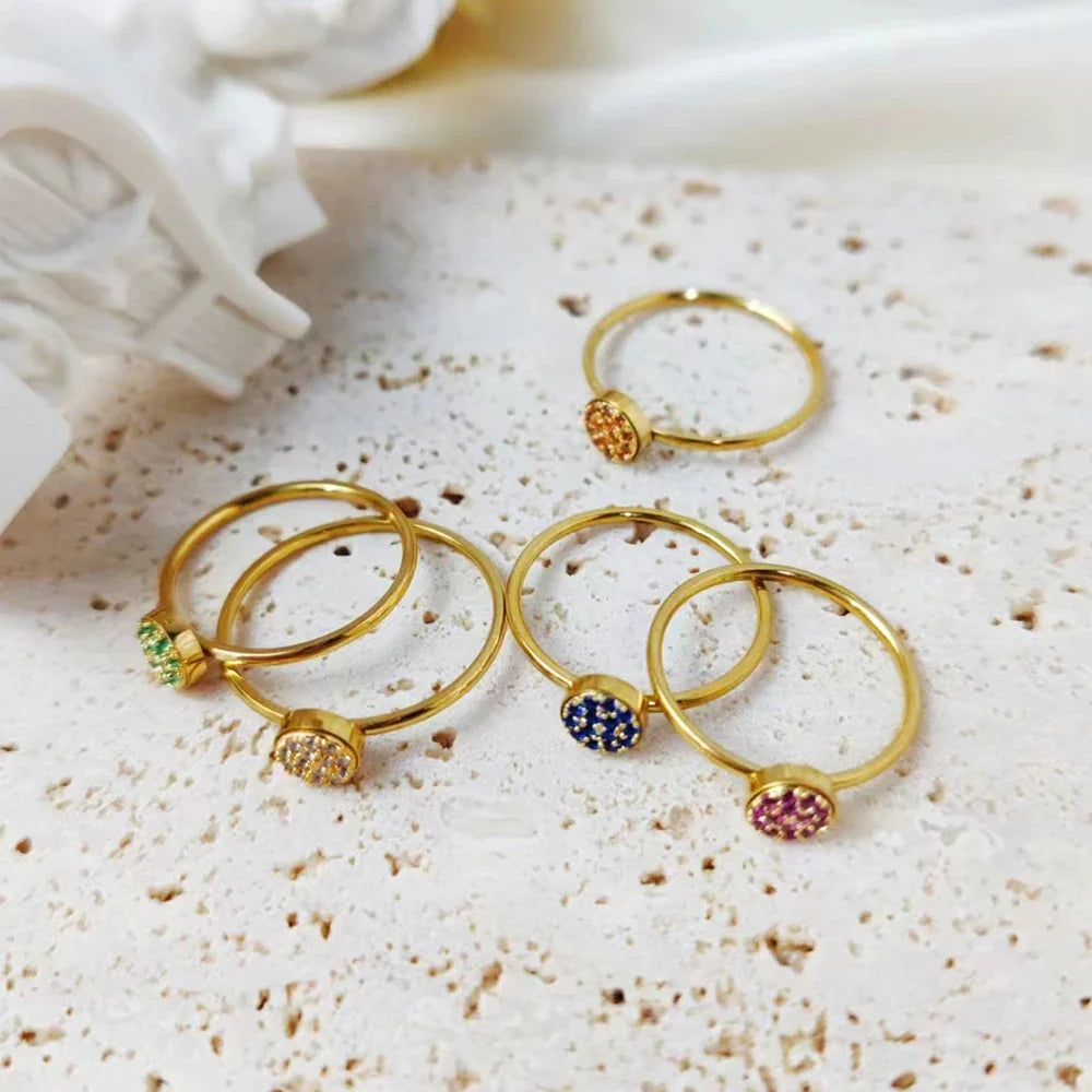 Bague avec petites pierres de naissance rondes pour femme
