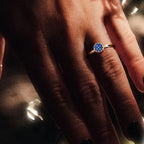 Bague avec petites pierres de naissance rondes pour femme