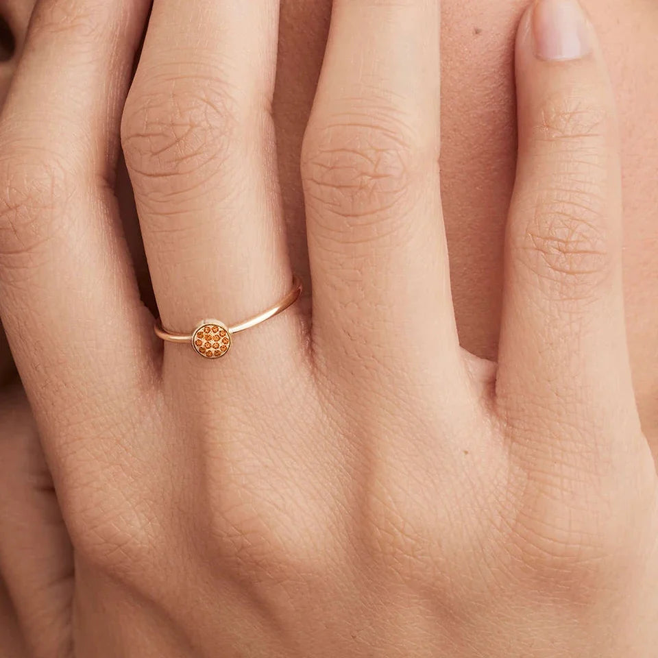 Bague avec petites pierres de naissance rondes pour femme