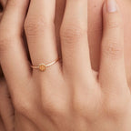Bague avec petites pierres de naissance rondes pour femme