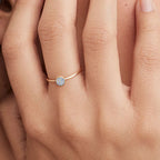 Bague avec petites pierres de naissance rondes pour femme
