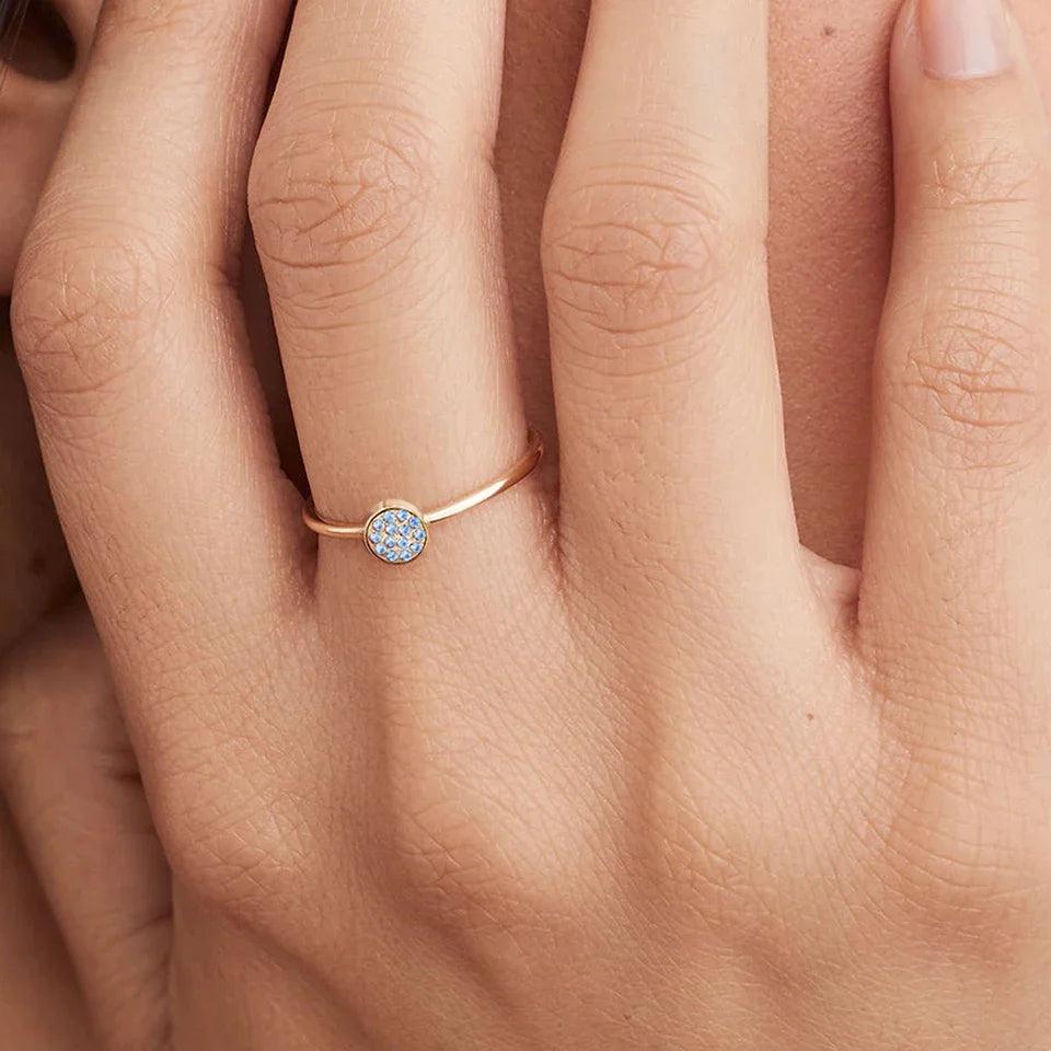 Bague avec petites pierres de naissance rondes pour femme