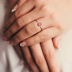 Bague avec petites pierres de naissance rondes pour femme