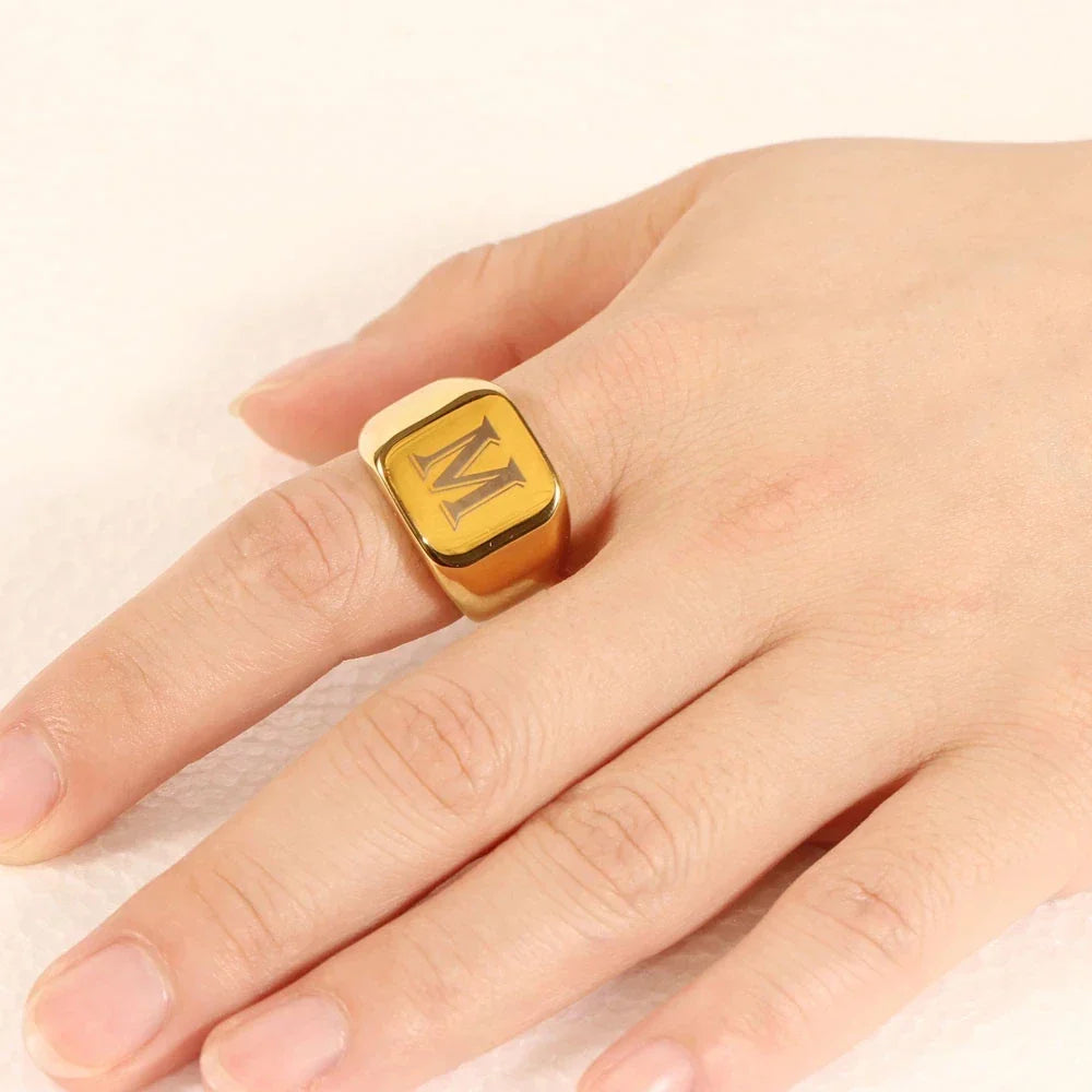 Bague large homme personnalisée avec initiale