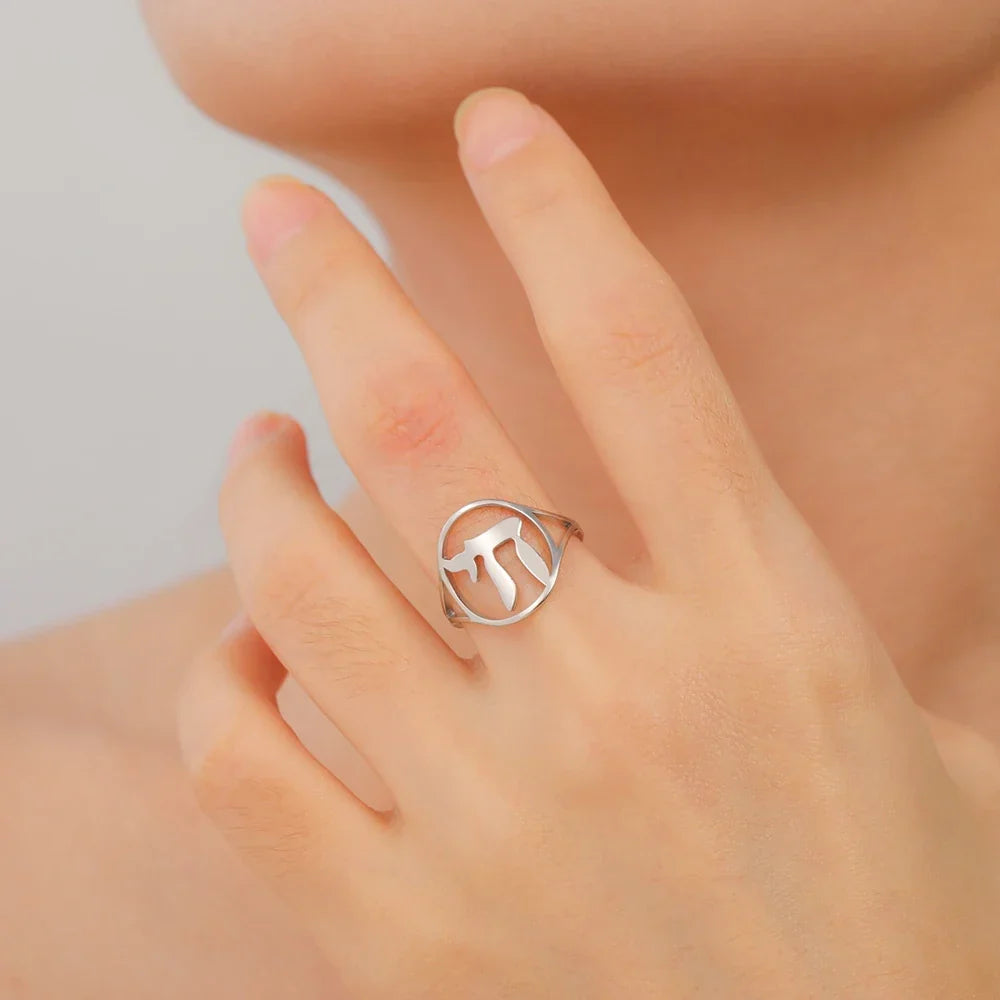Bague creuse avec le symbole de vie juive Chai argent