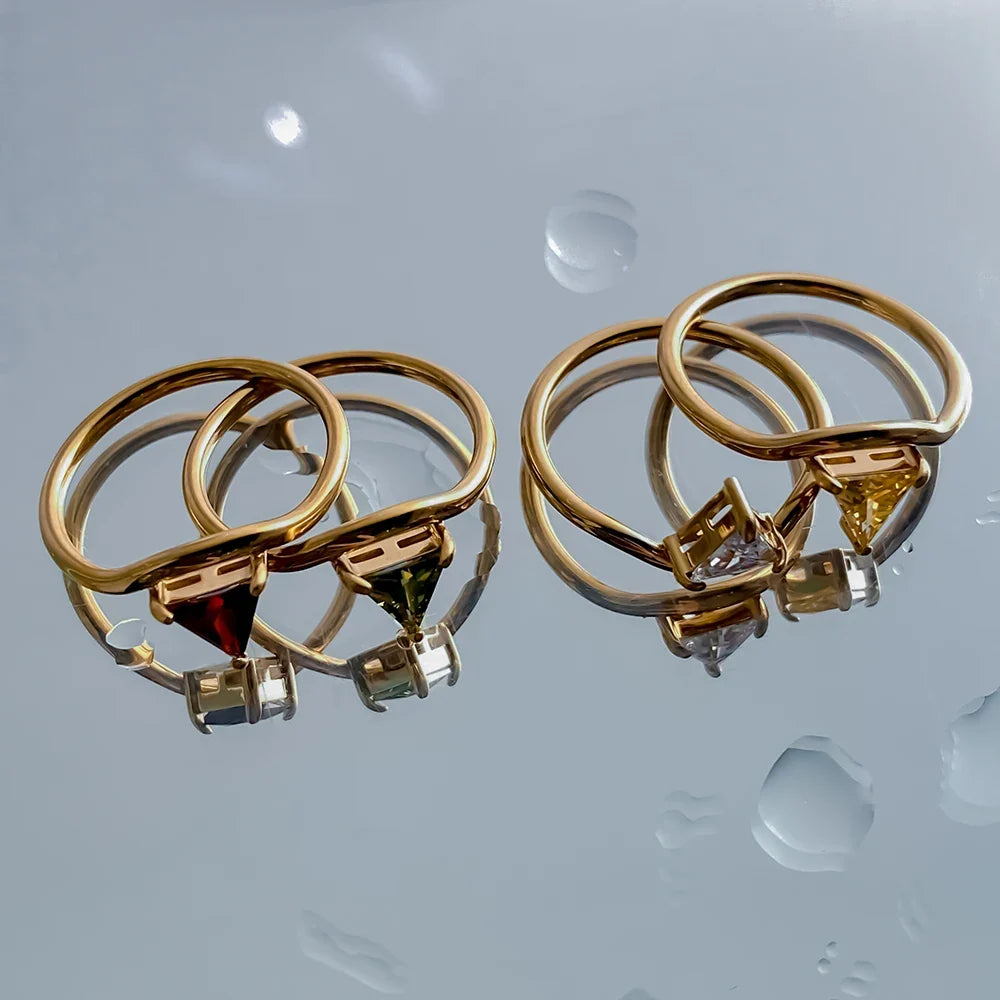 Bague dorée avec pierre de naissance triangulaire novembre