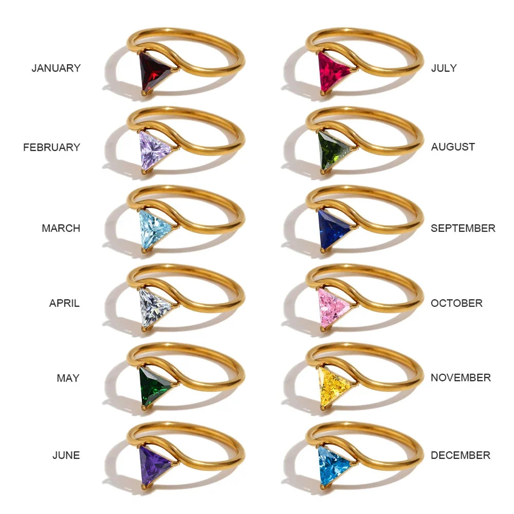 Bague dorée avec pierre de naissance triangulaire
