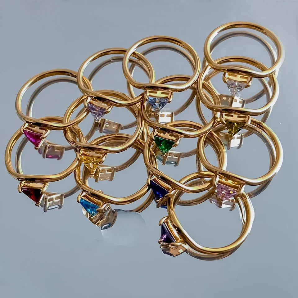 Bague dorée avec pierre de naissance triangulaire