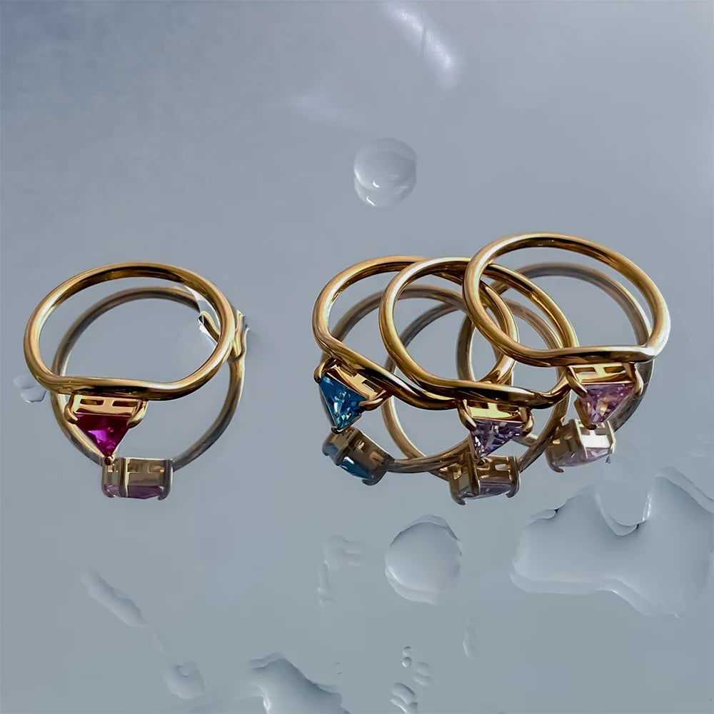 Bague dorée avec pierre de naissance triangulaire