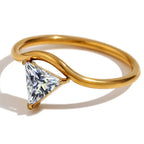 Bague dorée avec pierre de naissance triangulaire avril