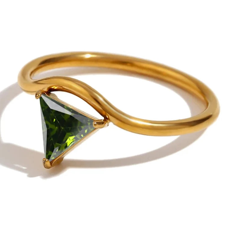 Bague dorée avec pierre de naissance triangulaire août