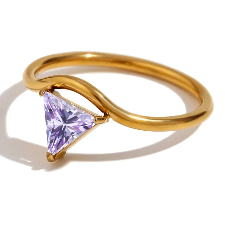 Bague dorée avec pierre de naissance triangulaire février