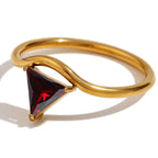 Bague dorée avec pierre de naissance triangulaire janvier