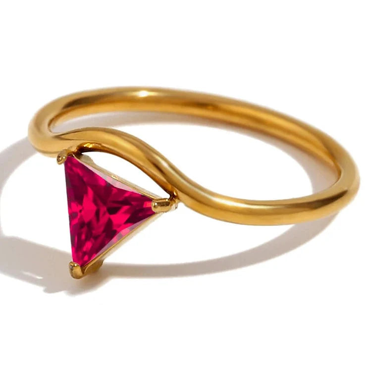 Bague dorée avec pierre de naissance triangulaire juillet