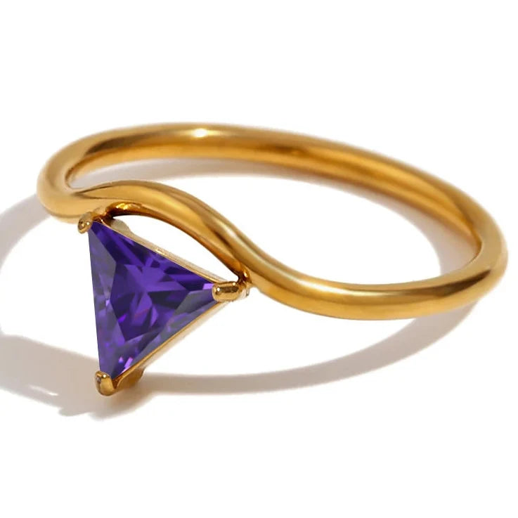 Bague dorée avec pierre de naissance triangulaire juin