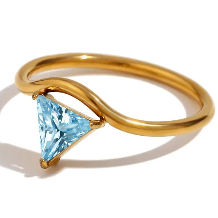 Bague dorée avec pierre de naissance triangulaire mars