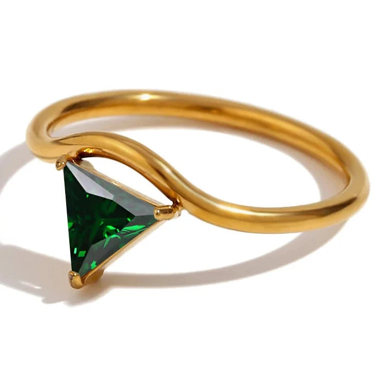 Bague dorée avec pierre de naissance triangulaire mai