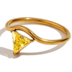 Bague dorée avec pierre de naissance triangulaire novembre