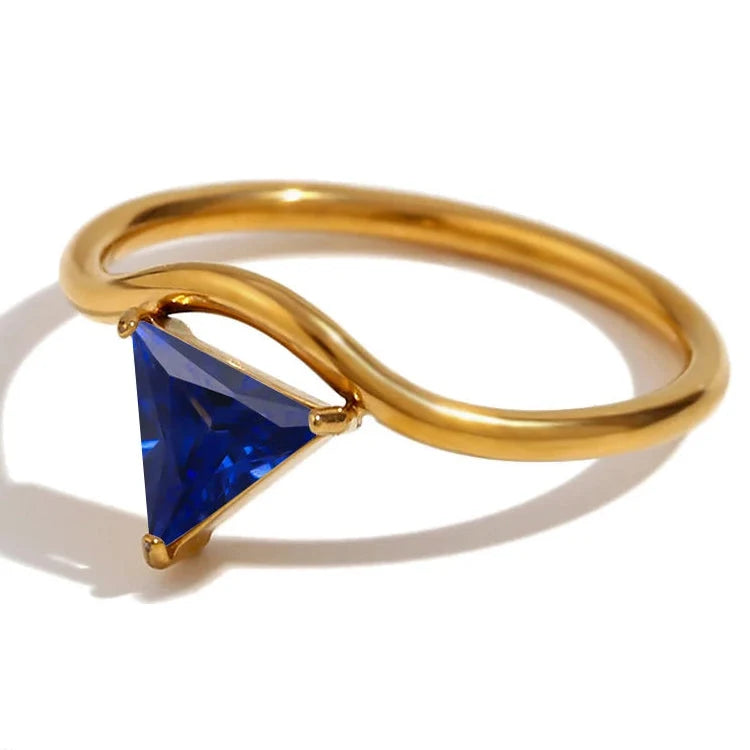 Bague dorée avec pierre de naissance triangulaire septembre