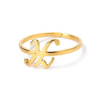 Bague fine personnalisée avec initiale k