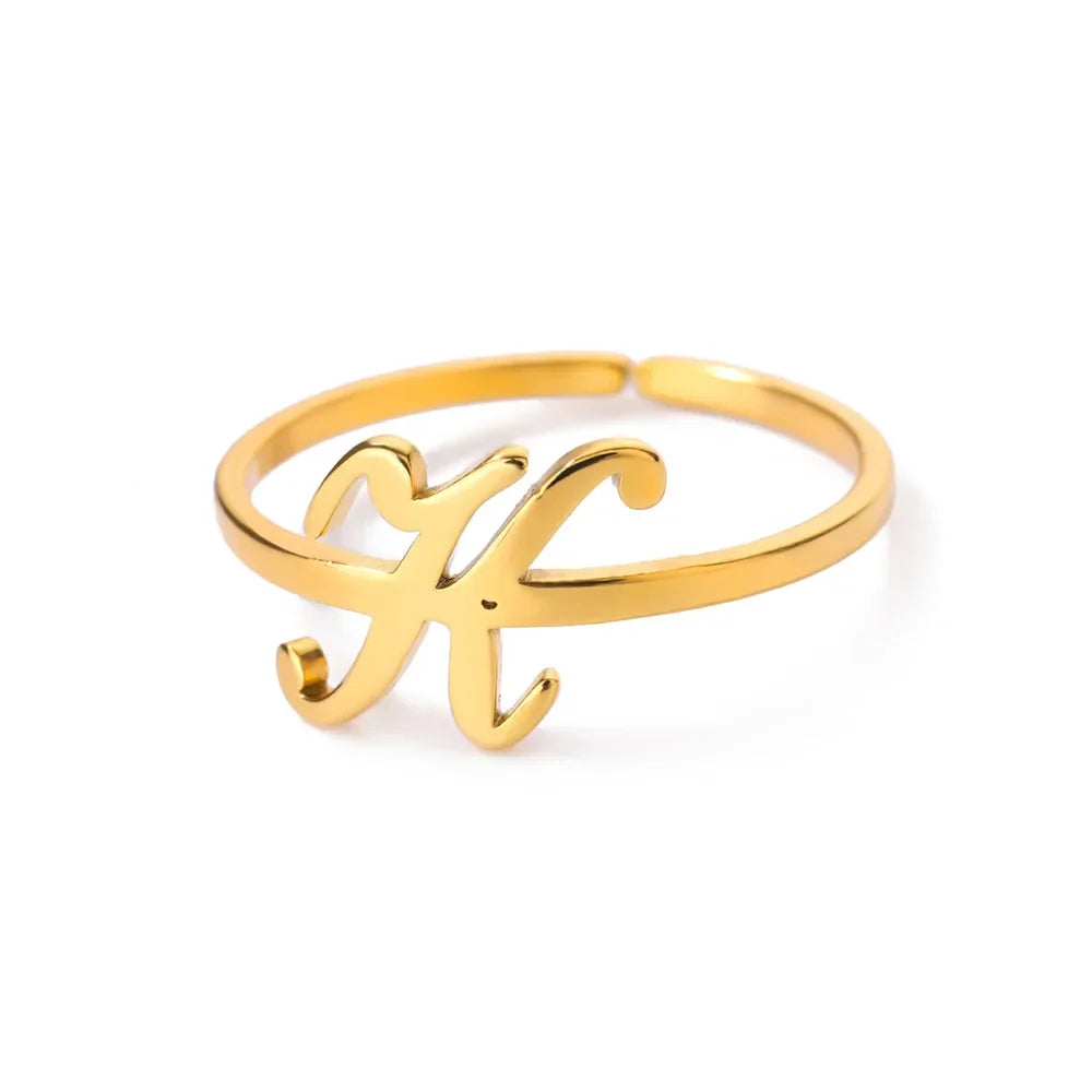 Bague fine personnalisée avec initiale k