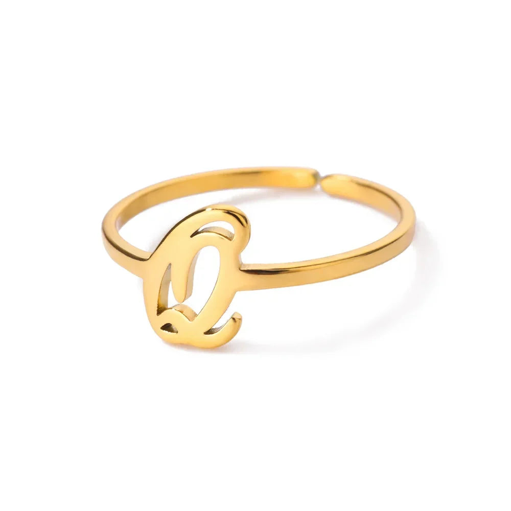 Bague fine personnalisée avec initiale q