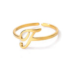 Bague fine personnalisée avec initiale j