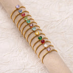 Bague fine dorée avec pierre de naissance en forme de coeur