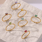 Bague fine dorée avec pierre de naissance en forme de coeur