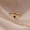 Bague fine dorée avec pierre de naissance en forme de coeur