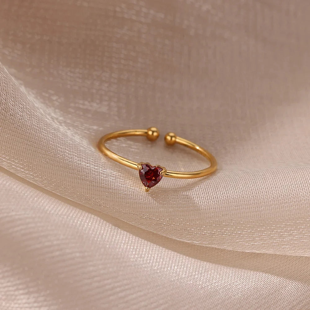 Bague fine dorée avec pierre de naissance en forme de coeur