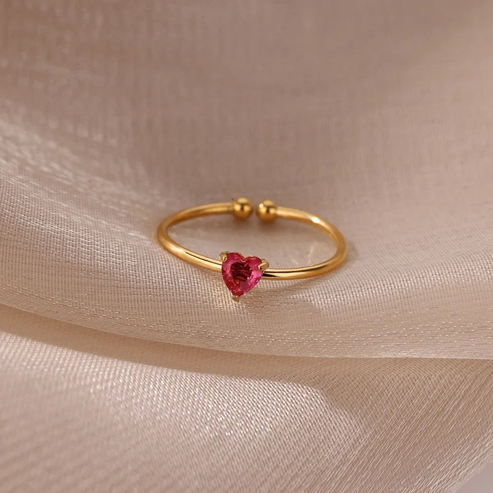 Bague fine dorée avec pierre de naissance en forme de coeur