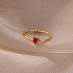 Bague fine dorée avec pierre de naissance en forme de coeur