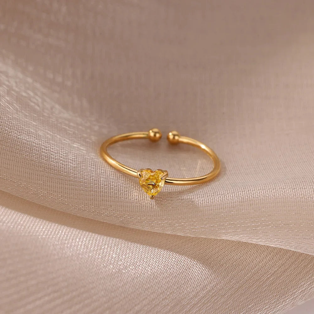 Bague fine dorée avec pierre de naissance en forme de coeur