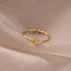 Bague fine dorée avec pierre de naissance en forme de coeur