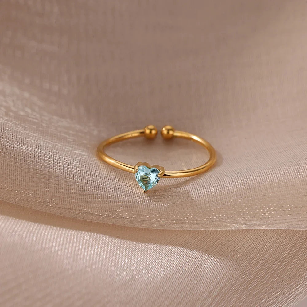 Bague fine dorée avec pierre de naissance en forme de coeur