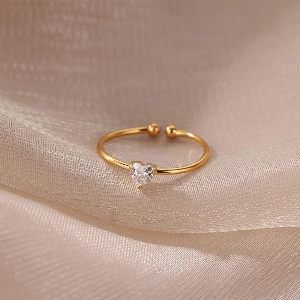 Bague fine dorée avec pierre de naissance en forme de coeur