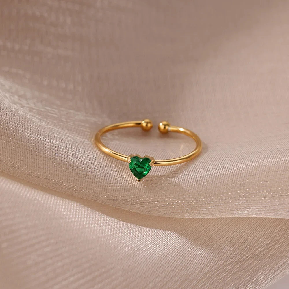 Bague fine dorée avec pierre de naissance en forme de coeur