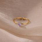 Bague fine dorée avec pierre de naissance en forme de coeur