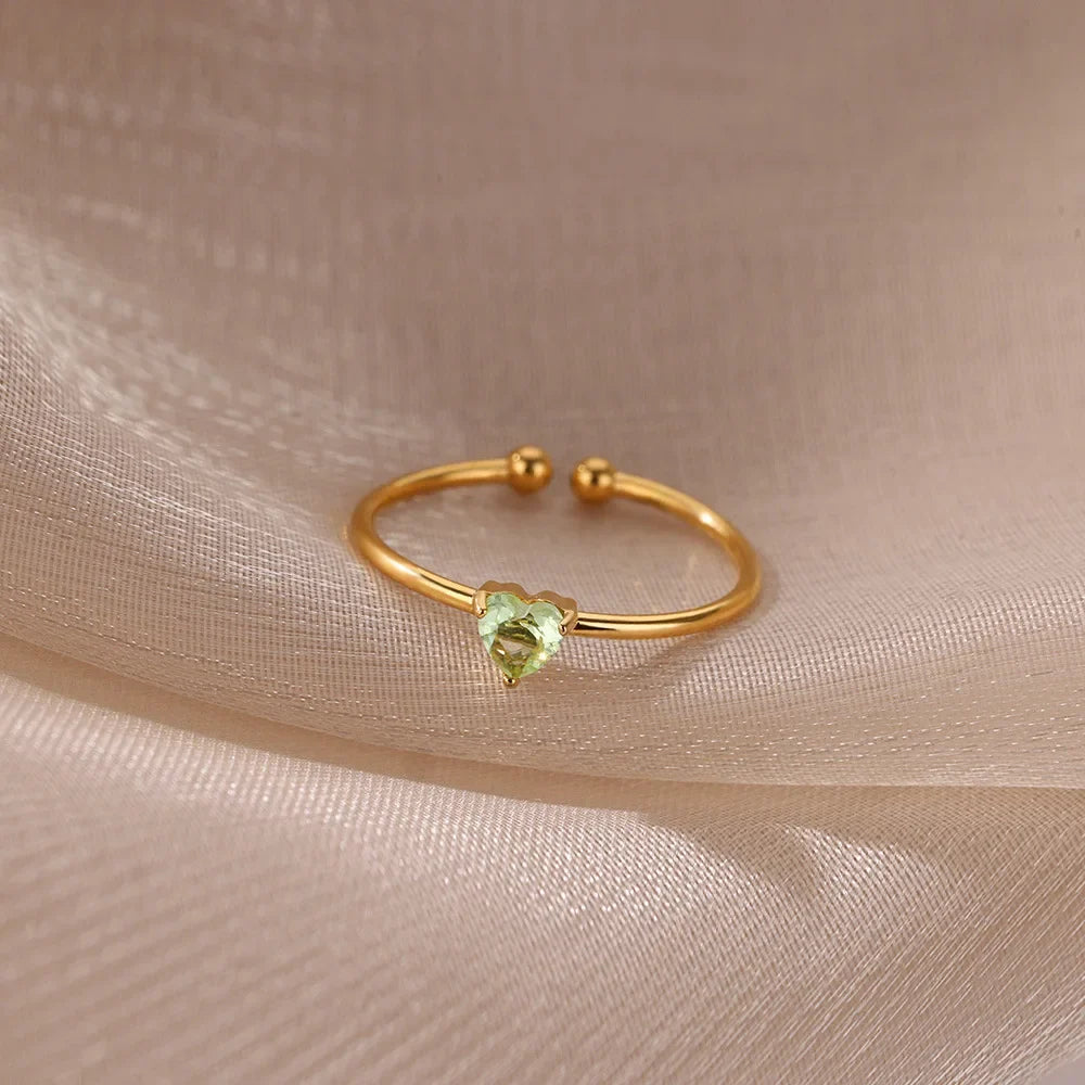 Bague fine dorée avec pierre de naissance en forme de coeur
