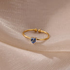 Bague fine dorée avec pierre de naissance en forme de coeur