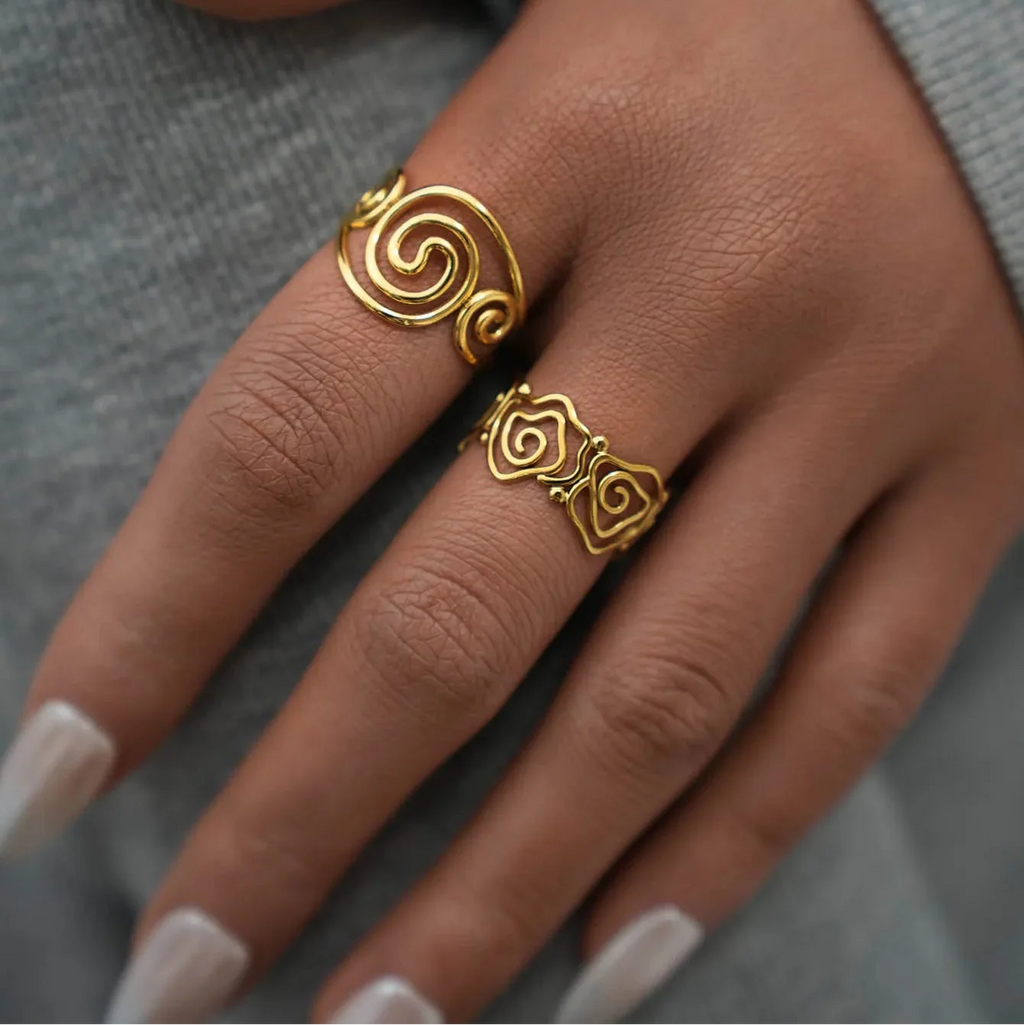 Bague fine dorée en forme de spirale