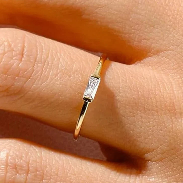 Bague minimaliste avec pierre de naissance rectangulaire pour femme