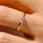 Bague minimaliste avec pierre de naissance rectangulaire pour femme