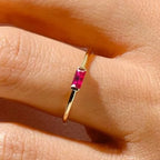 Bague minimaliste avec pierre de naissance rectangulaire pour femme